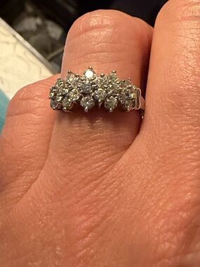 Praza Diamond Cluster Ring size 7. 2carat Diamonds with H SI clarity. Like New